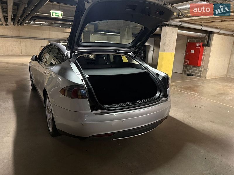 Лифтбек Tesla Model S 2014 в Киеве