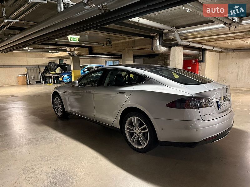 Лифтбек Tesla Model S 2014 в Киеве
