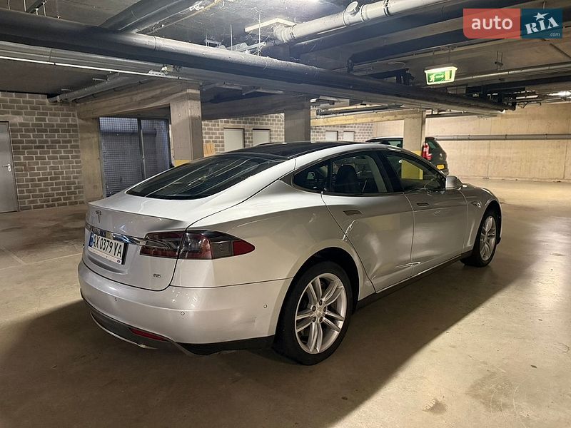 Лифтбек Tesla Model S 2014 в Киеве