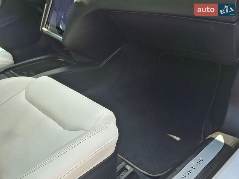 Лифтбек Tesla Model S 2020 в Ровно