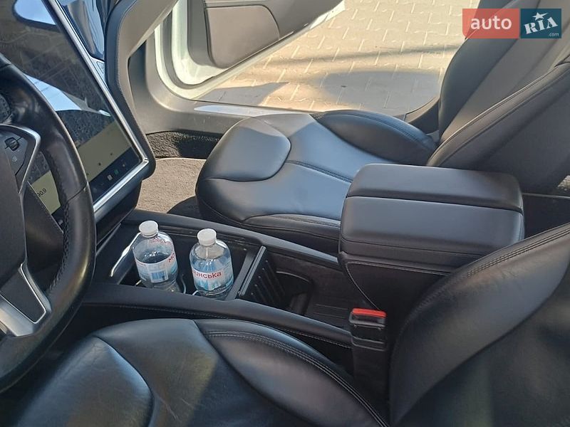 Лифтбек Tesla Model S 2015 в Виннице