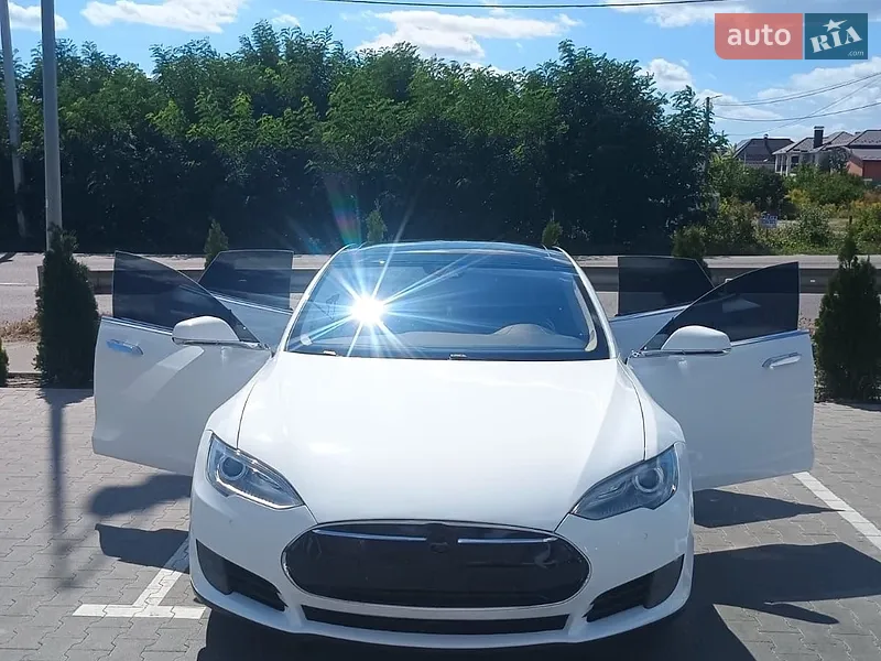 Tesla Model S 2015