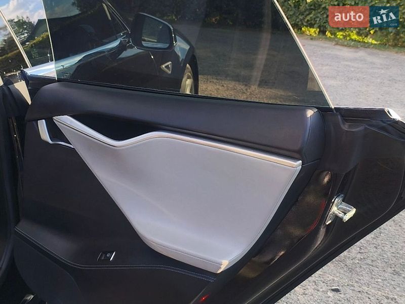 Ліфтбек Tesla Model S 2016 в Івано-Франківську