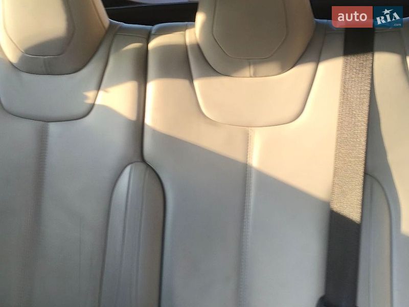 Ліфтбек Tesla Model S 2016 в Івано-Франківську