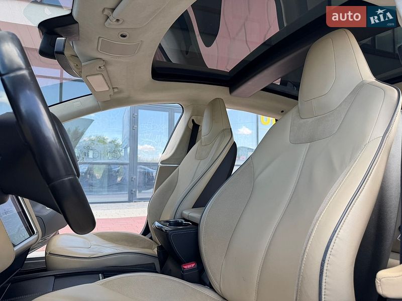 Ліфтбек Tesla Model S 2015 в Івано-Франківську