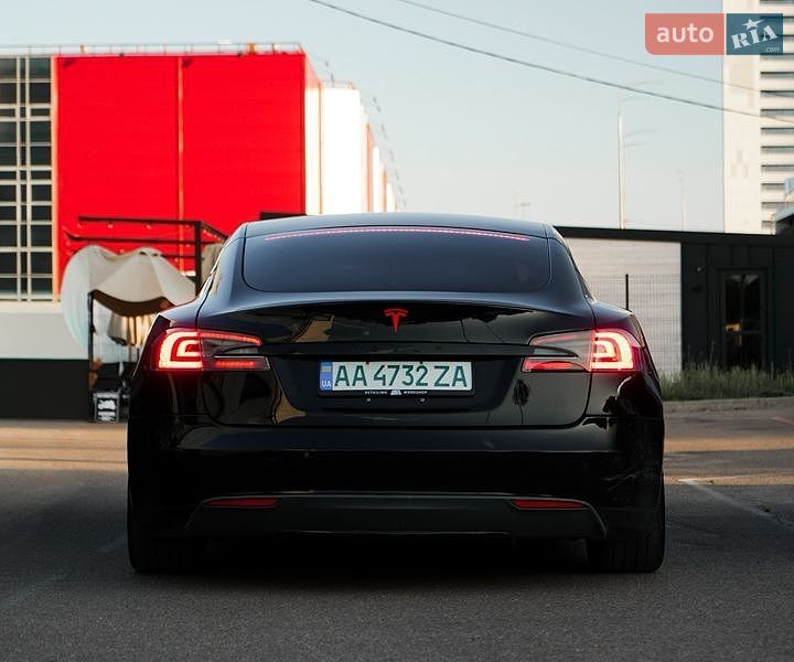 Ліфтбек Tesla Model S 2015 в Києві