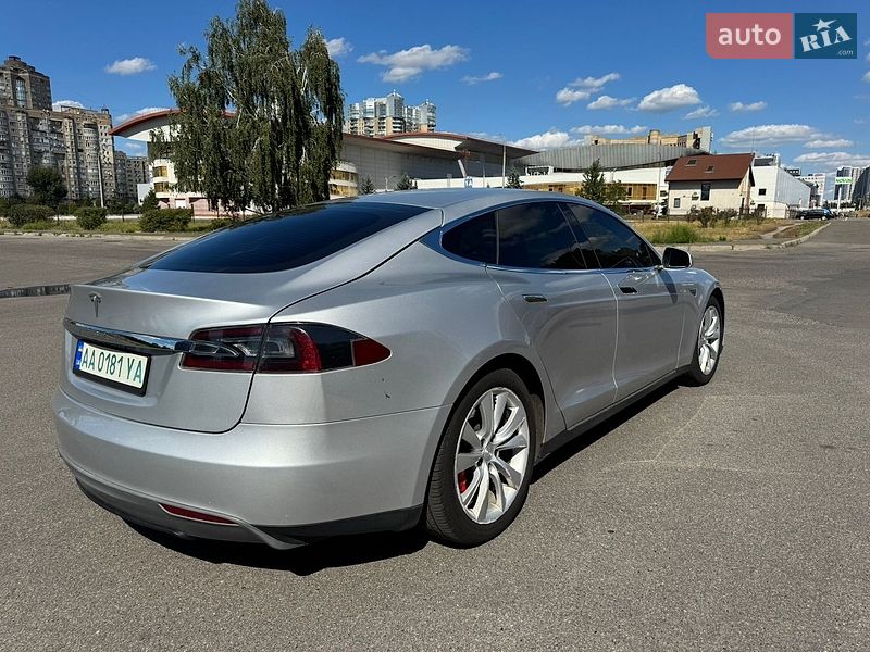 Ліфтбек Tesla Model S 2013 в Києві