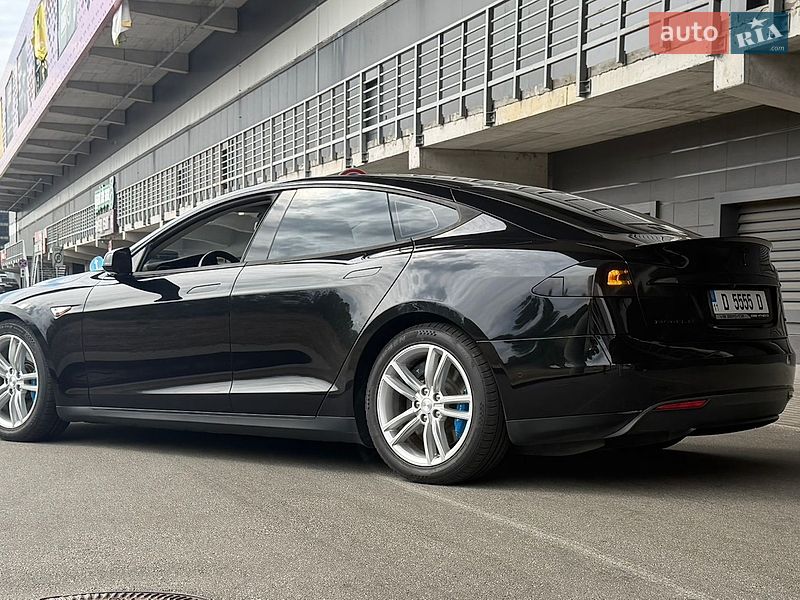Ліфтбек Tesla Model S 2015 в Києві