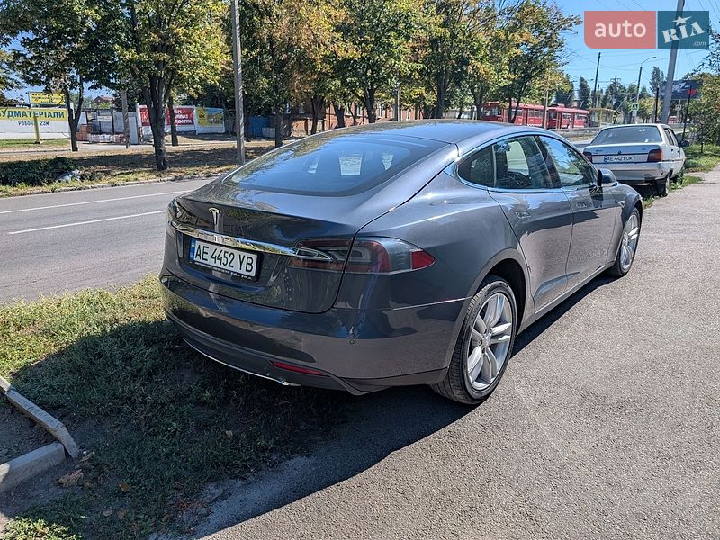 Ліфтбек Tesla Model S 2014 в Дніпрі