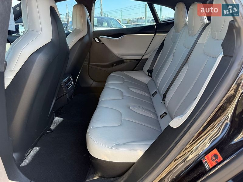 Ліфтбек Tesla Model S 2016 в Києві