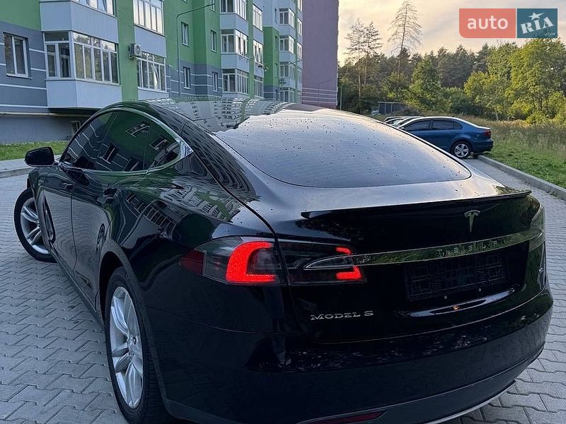 Лифтбек Tesla Model S 2014 в Новояворовске