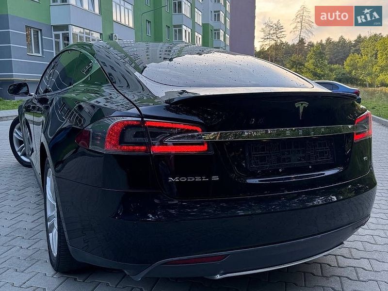Ліфтбек Tesla Model S 2014 в Новояворівську