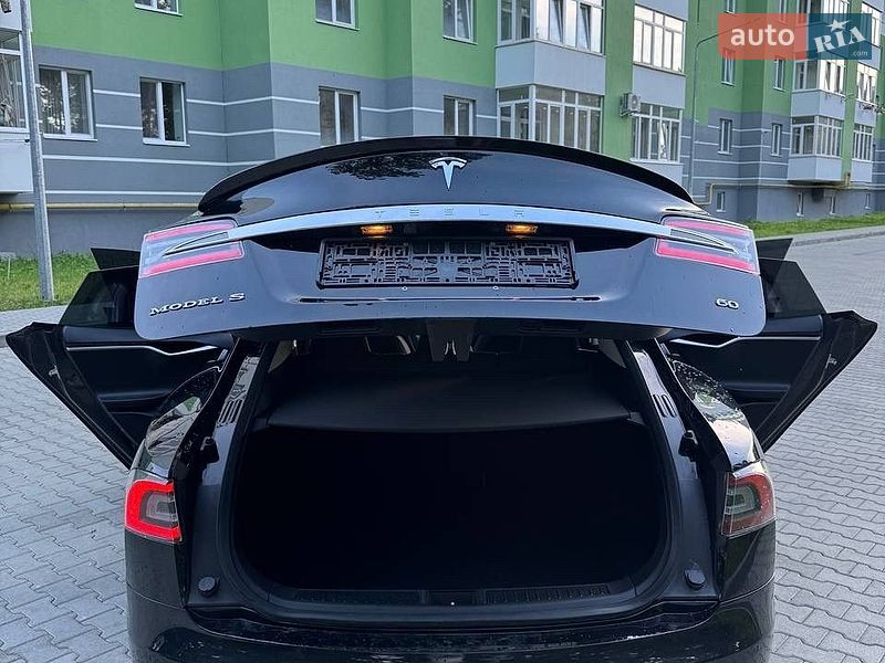 Ліфтбек Tesla Model S 2014 в Новояворівську