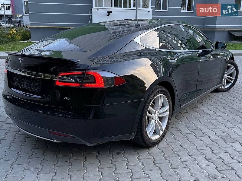 Лифтбек Tesla Model S 2014 в Новояворовске
