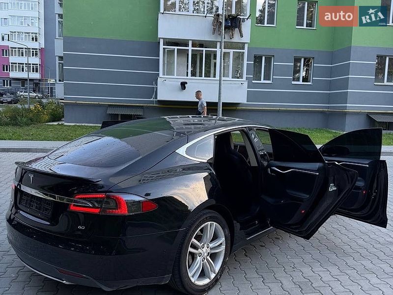 Ліфтбек Tesla Model S 2014 в Новояворівську