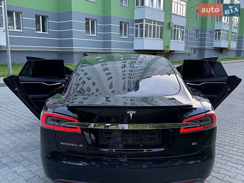 Ліфтбек Tesla Model S 2014 в Новояворівську