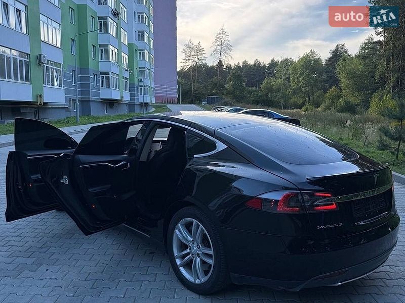 Лифтбек Tesla Model S 2014 в Новояворовске