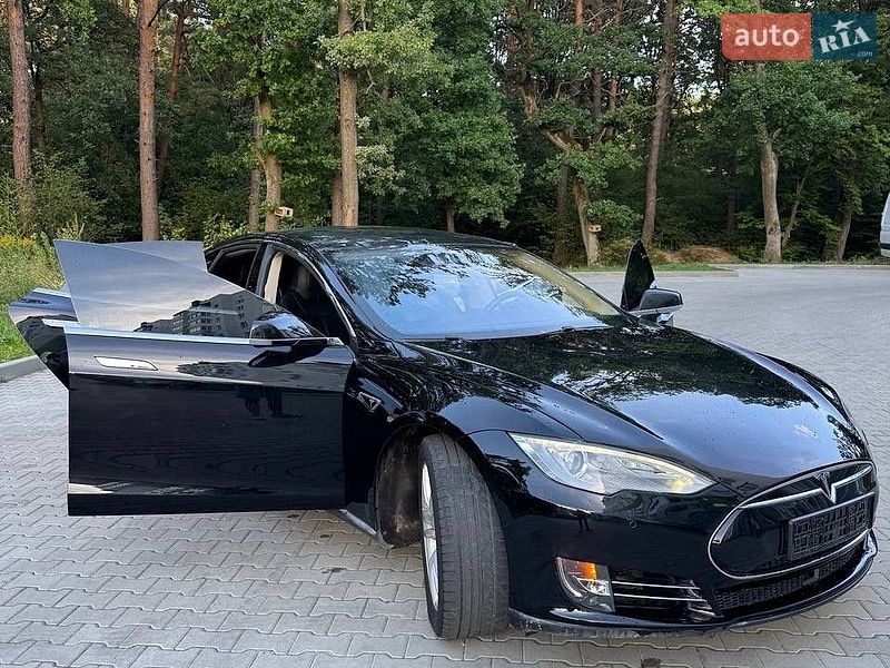 Лифтбек Tesla Model S 2014 в Новояворовске