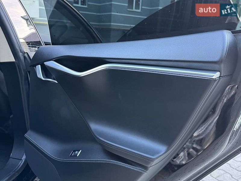 Ліфтбек Tesla Model S 2014 в Новояворівську