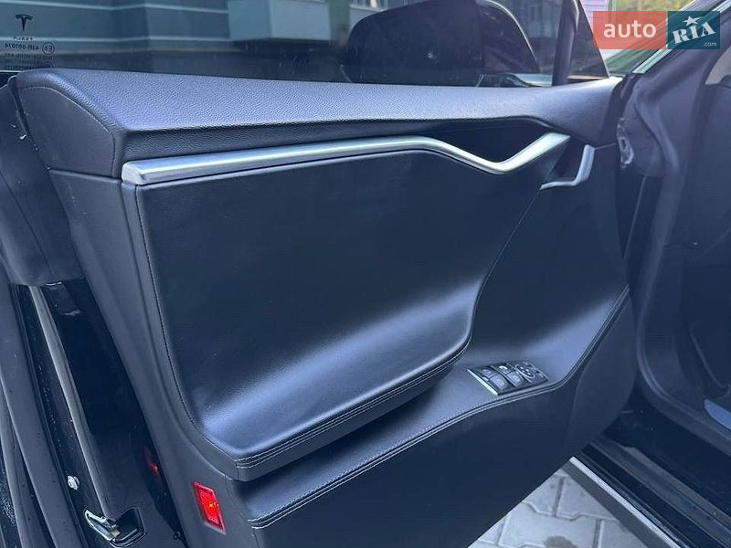 Ліфтбек Tesla Model S 2014 в Новояворівську
