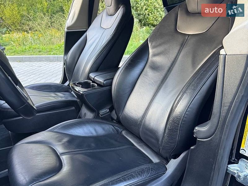 Ліфтбек Tesla Model S 2014 в Новояворівську