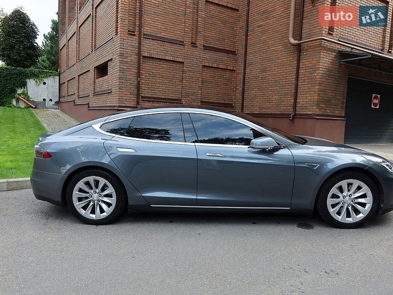 Ліфтбек Tesla Model S 2014 в Дніпрі