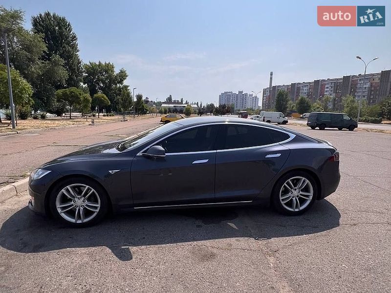 Ліфтбек Tesla Model S 2015 в Черкасах