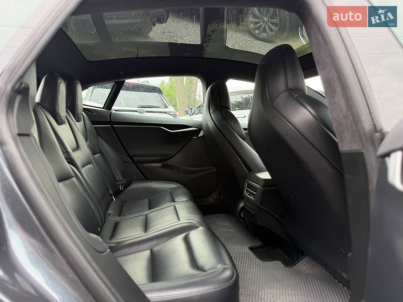 Лифтбек Tesla Model S 2018 в Львове