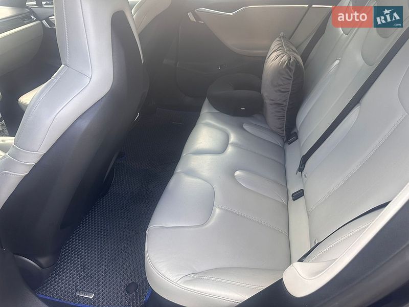 Ліфтбек Tesla Model S 2015 в Києві