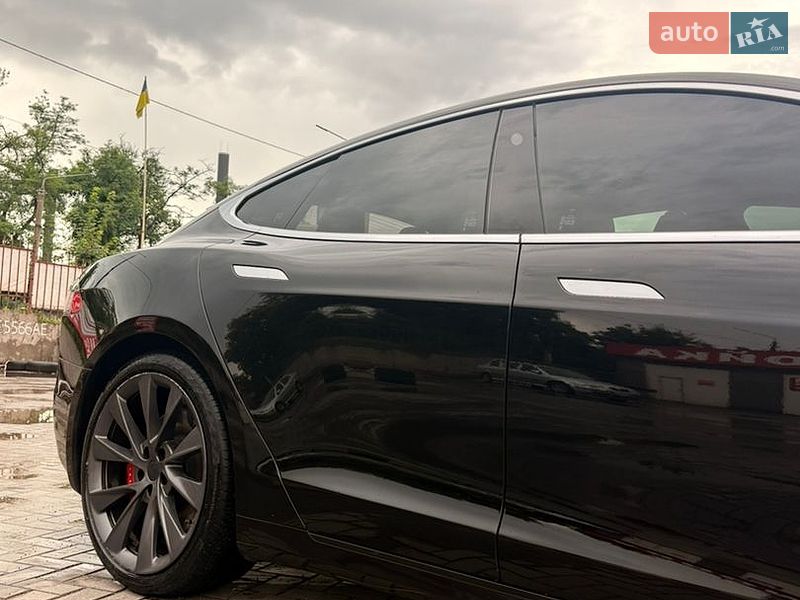 Лифтбек Tesla Model S 2019 в Кривом Роге