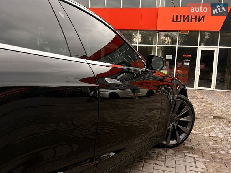 Лифтбек Tesla Model S 2019 в Кривом Роге