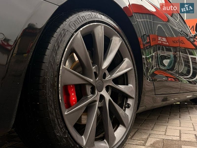 Лифтбек Tesla Model S 2019 в Кривом Роге