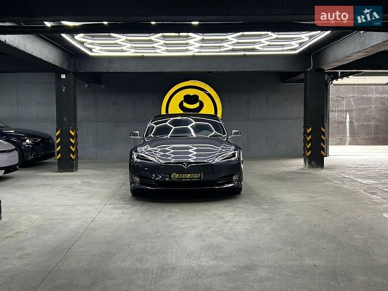 Ліфтбек Tesla Model S 2020 в Чернівцях