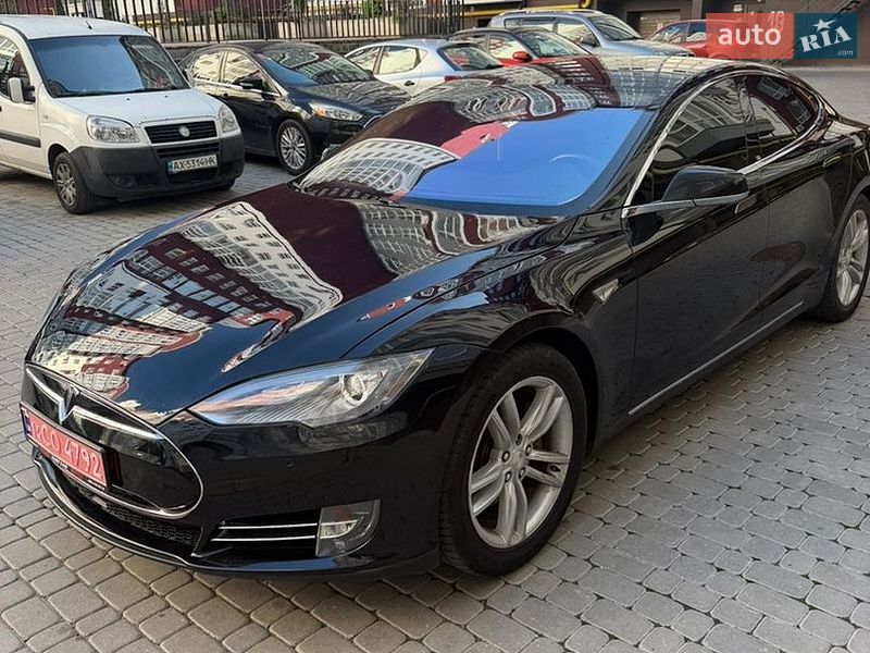 Лифтбек Tesla Model S 2015 в Ивано-Франковске