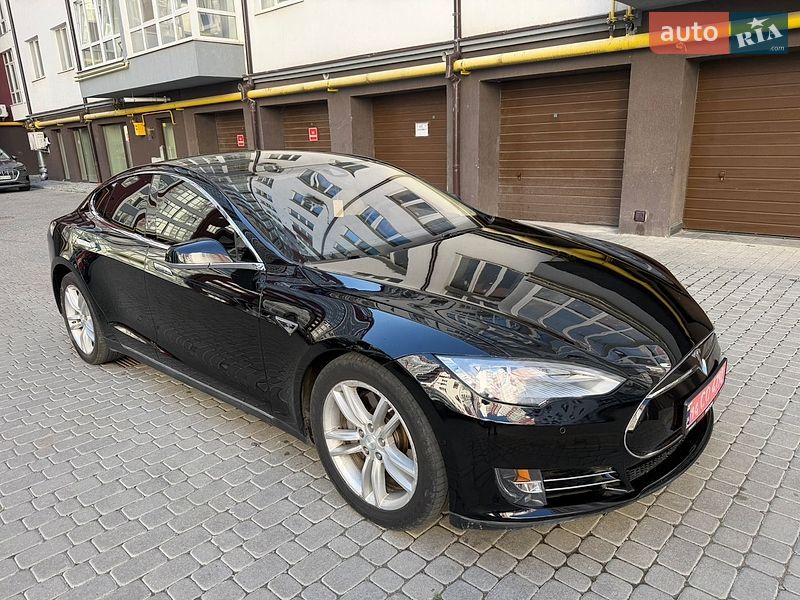 Лифтбек Tesla Model S 2015 в Ивано-Франковске