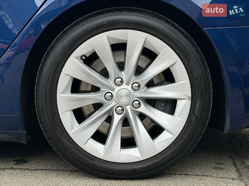Лифтбек Tesla Model S 2018 в Киеве