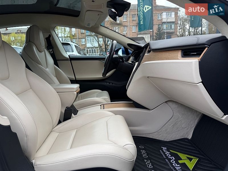 Лифтбек Tesla Model S 2018 в Киеве