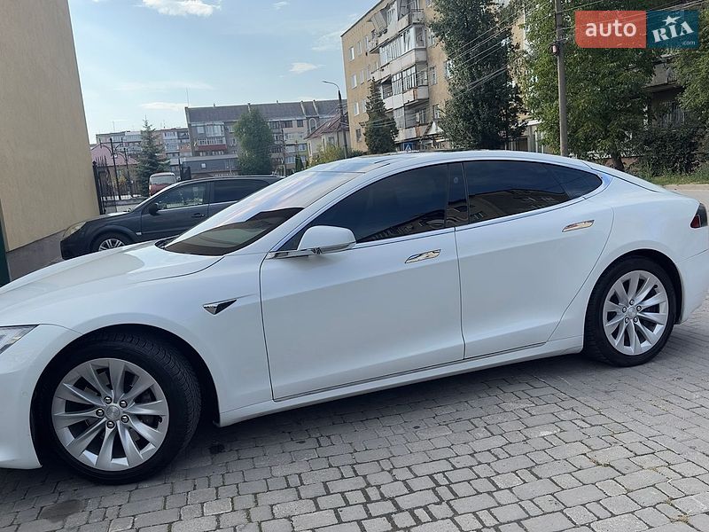 Ліфтбек Tesla Model S 2016 в Коломиї