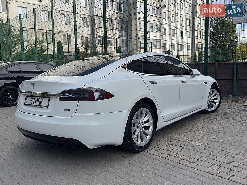 Ліфтбек Tesla Model S 2016 в Коломиї
