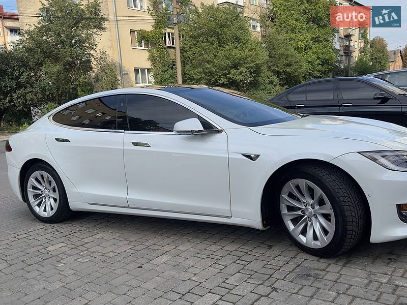 Ліфтбек Tesla Model S 2016 в Коломиї