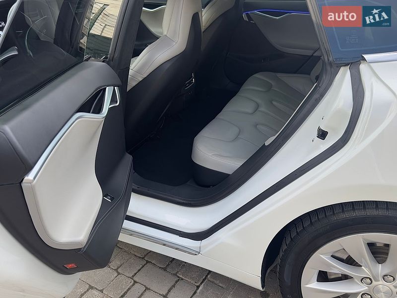 Ліфтбек Tesla Model S 2016 в Коломиї