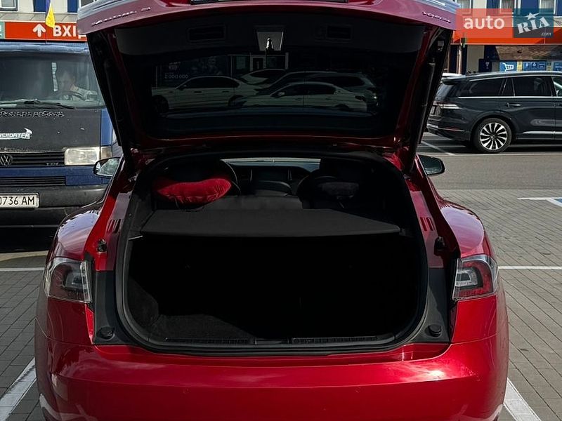 Лифтбек Tesla Model S 2018 в Виннице