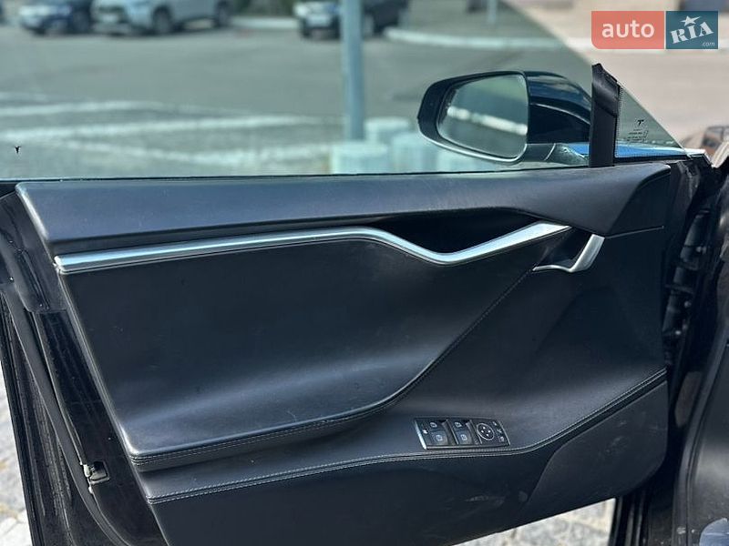 Лифтбек Tesla Model S 2016 в Киеве