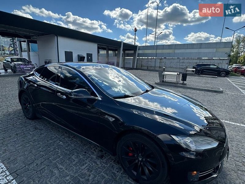 Лифтбек Tesla Model S 2016 в Киеве