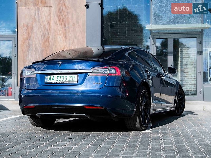 Ліфтбек Tesla Model S 2015 в Києві