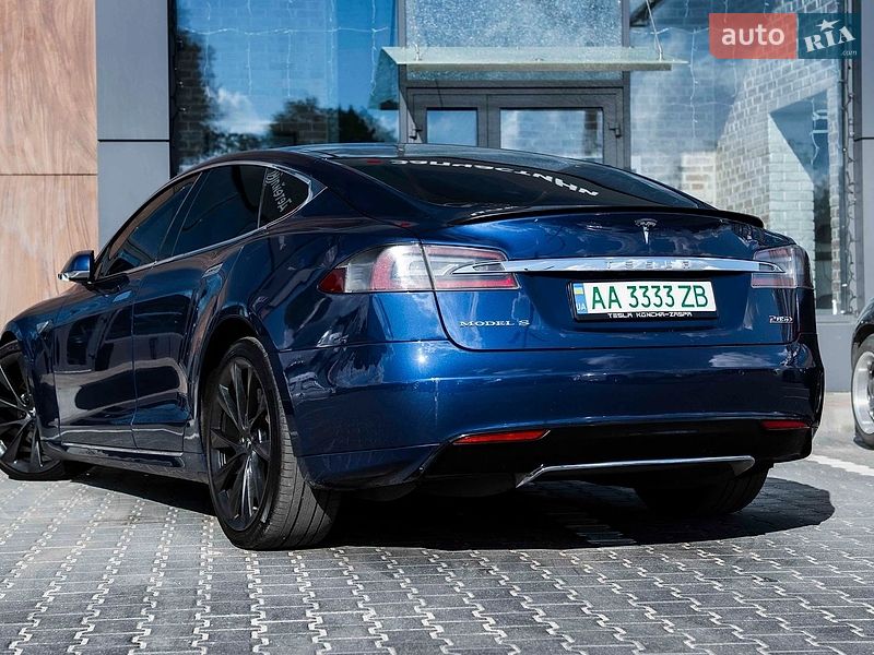 Ліфтбек Tesla Model S 2015 в Києві