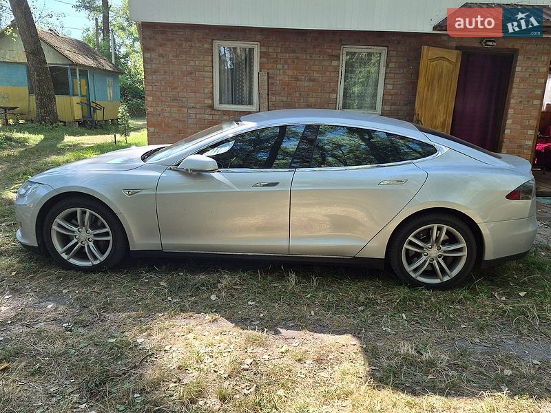 Ліфтбек Tesla Model S 2014 в Ніжині