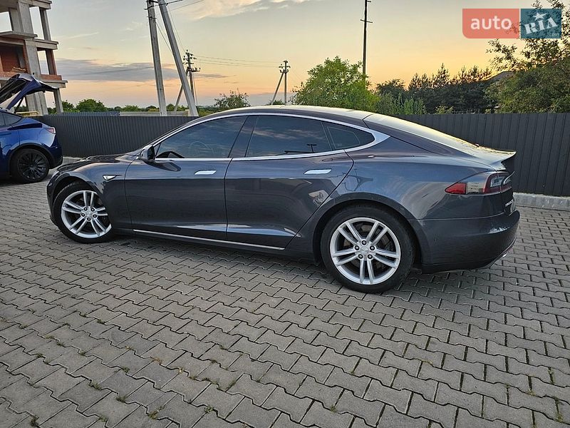 Ліфтбек Tesla Model S 2015 в Львові