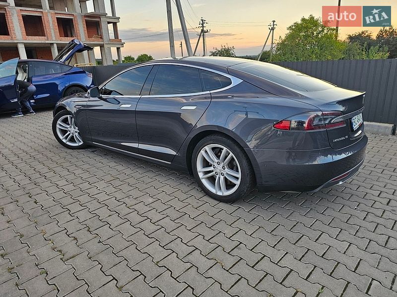 Ліфтбек Tesla Model S 2015 в Львові