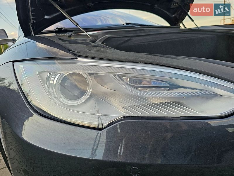 Ліфтбек Tesla Model S 2015 в Львові